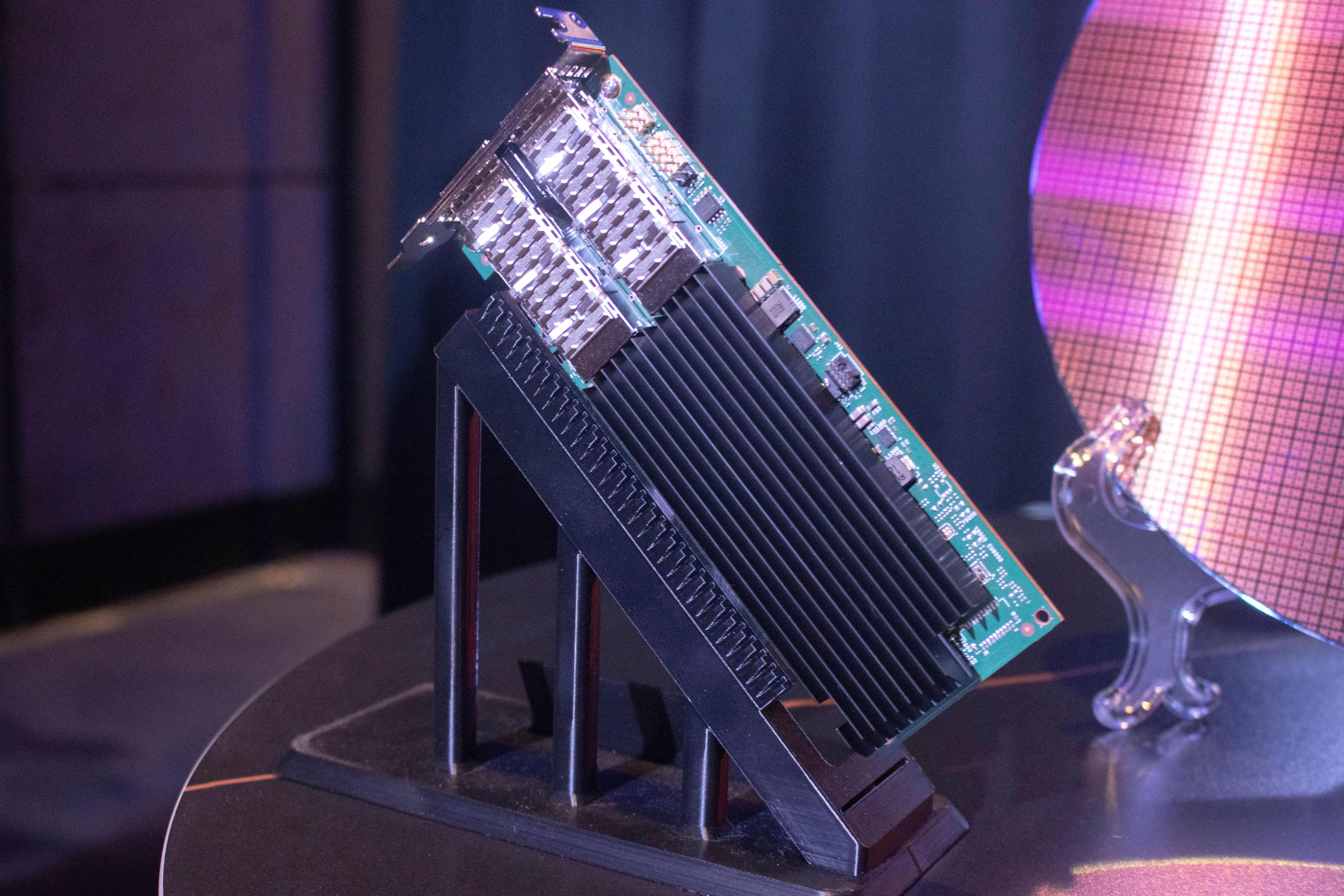 Intel представляет сетевые адаптеры Ethernet E835 для плотных виртуализированных сетей
