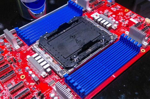 Компания Intel анонсировала процессор с 288 малыми ядрами