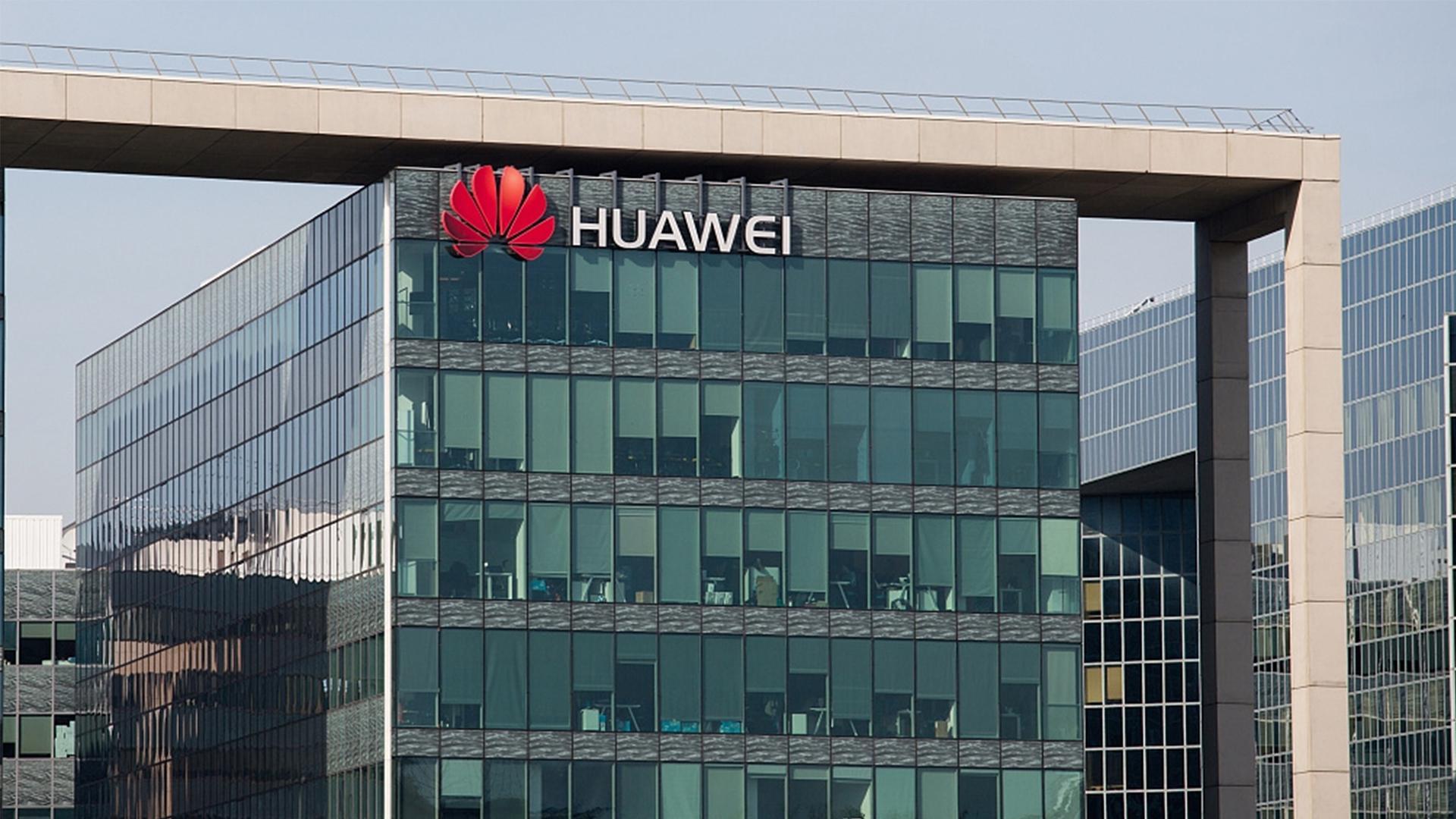 Huawei разрабатывает ПО для ускорения ИИ-чипов