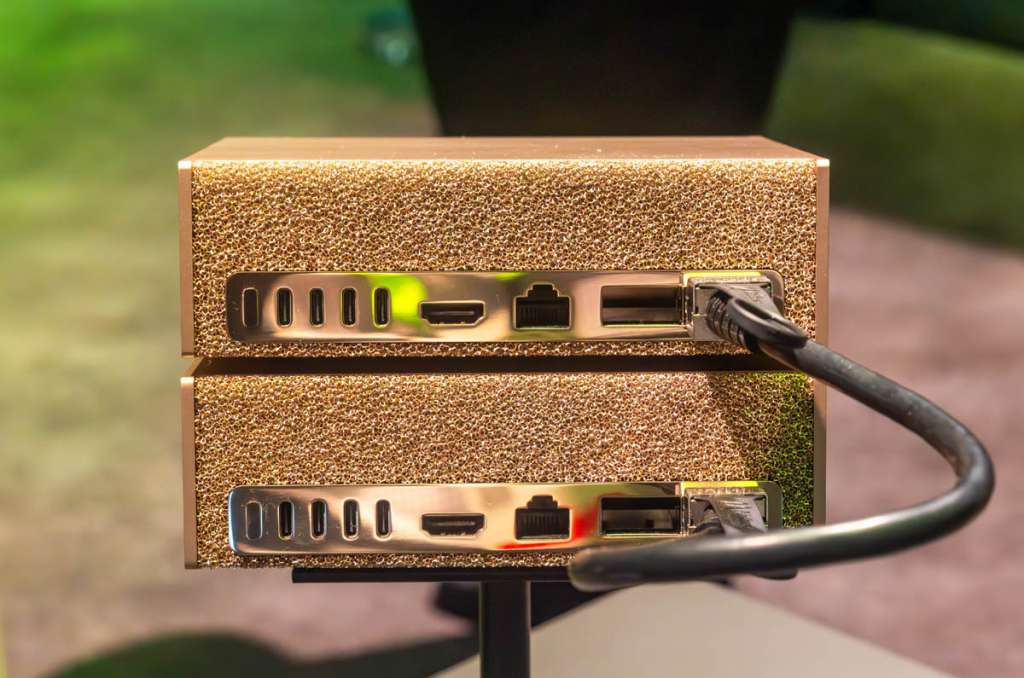 Сетевые карты ConnectX-7 для объединения DGX Spark в кластеры