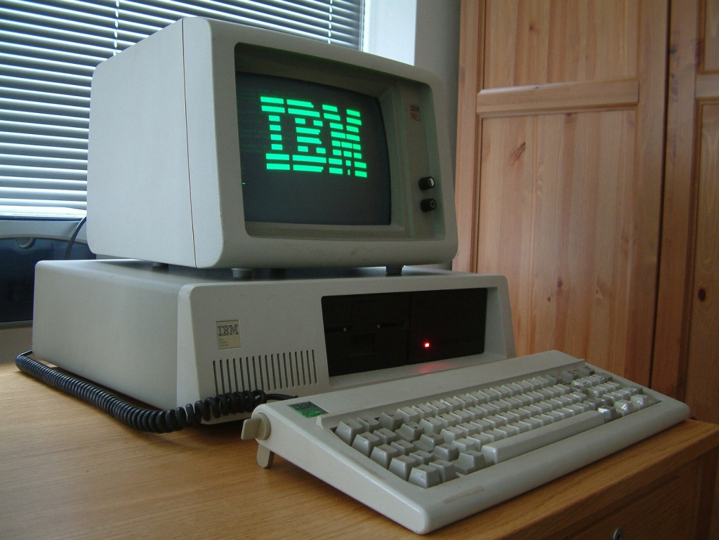 IBM PC/XT с ЭЛТ-монитором и фирменной клавиатурой