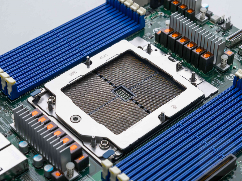 Сокет SP5 под CPU AMD EPYC 9655
