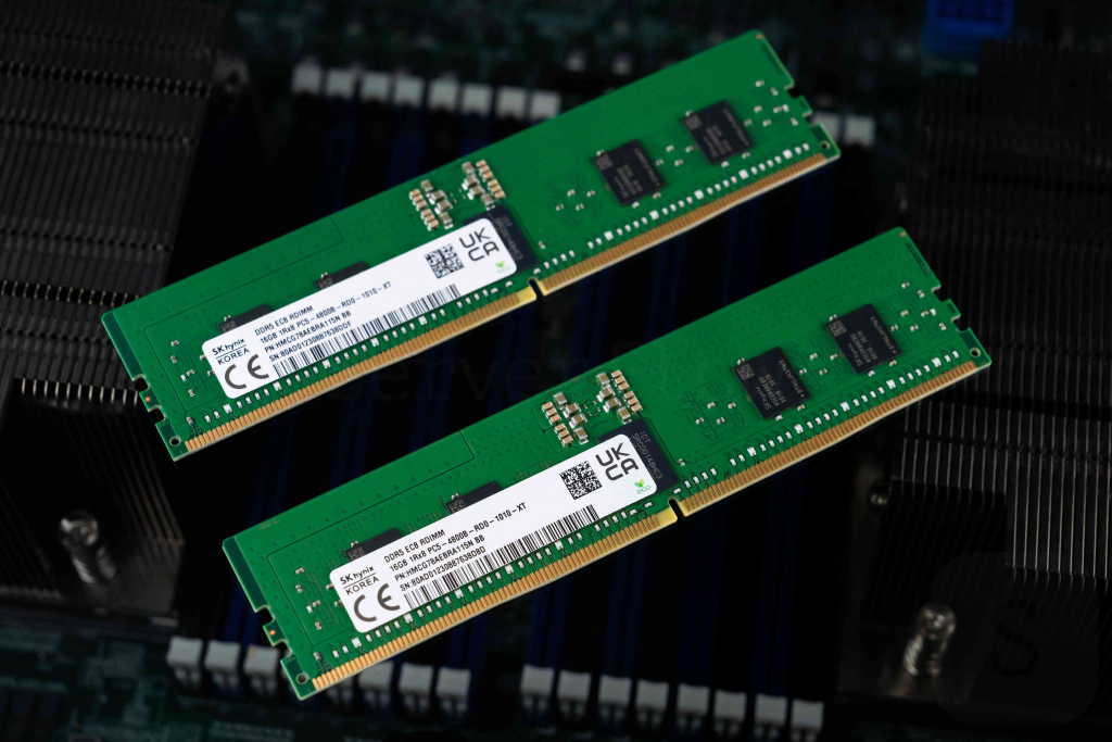 Плашки 16 ГБ оперативной памяти DDR5 RDIMM SK hynix