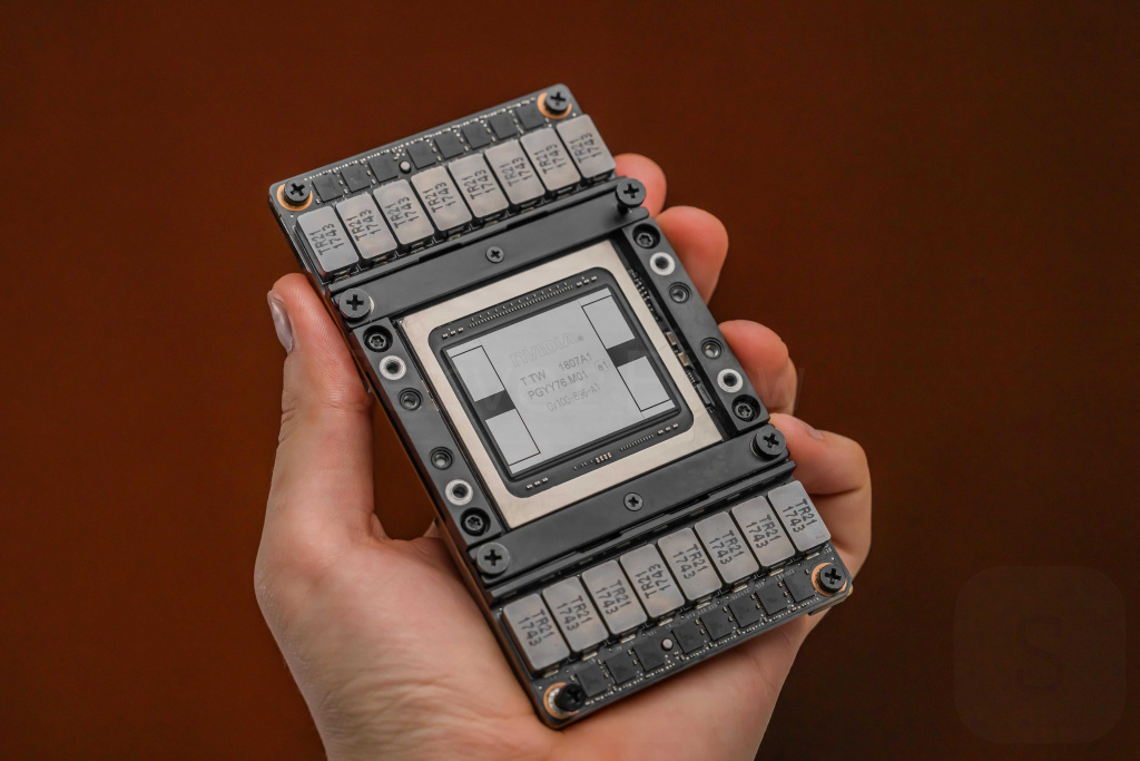 GV100 с 4 стеками HBM2