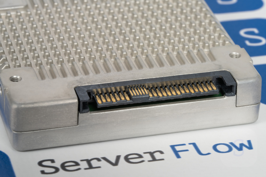 Фото интерфейса NVMe SFF 8639 у SSD накопителя в форм-факторе U2