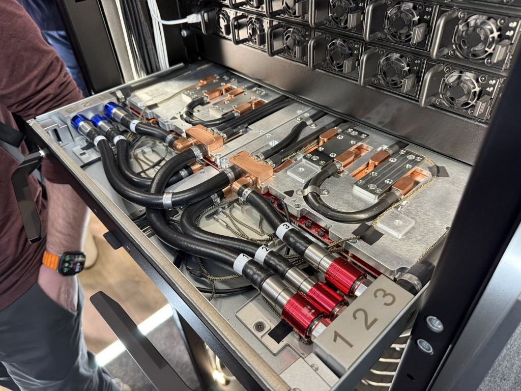 Вычислительная нода ИИ-стойки Qualcomm с ускорителями AI200