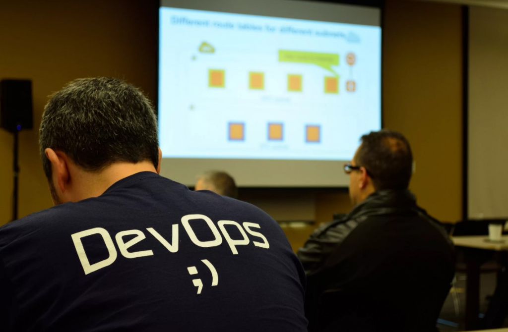DevOps-инженер сидит на презентации