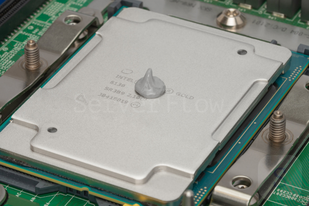 Капля термопасты на процессоре Intel Xeon Gold