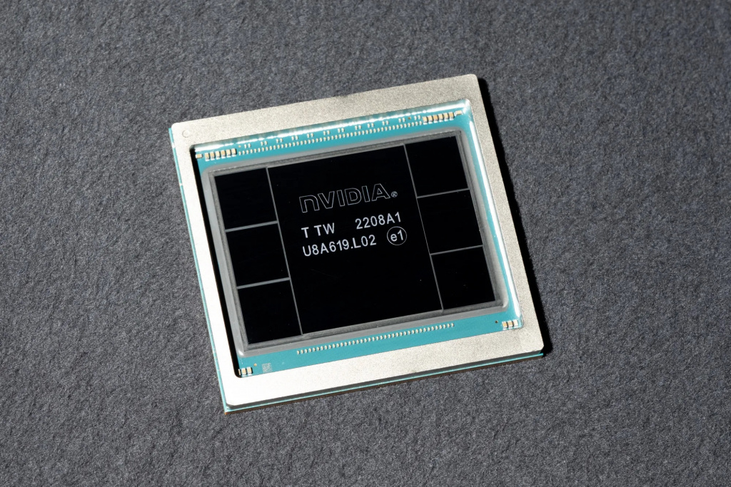 GA100 с 6 стеками памяти HBM2E
