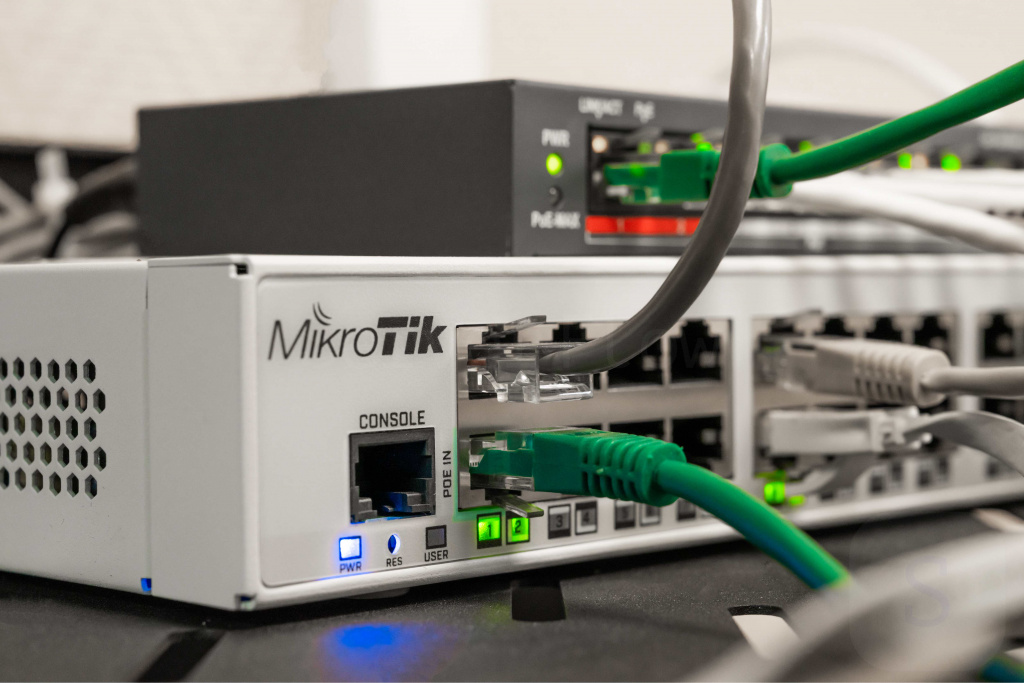 Коммутатор Mikrotik в серверной комнате