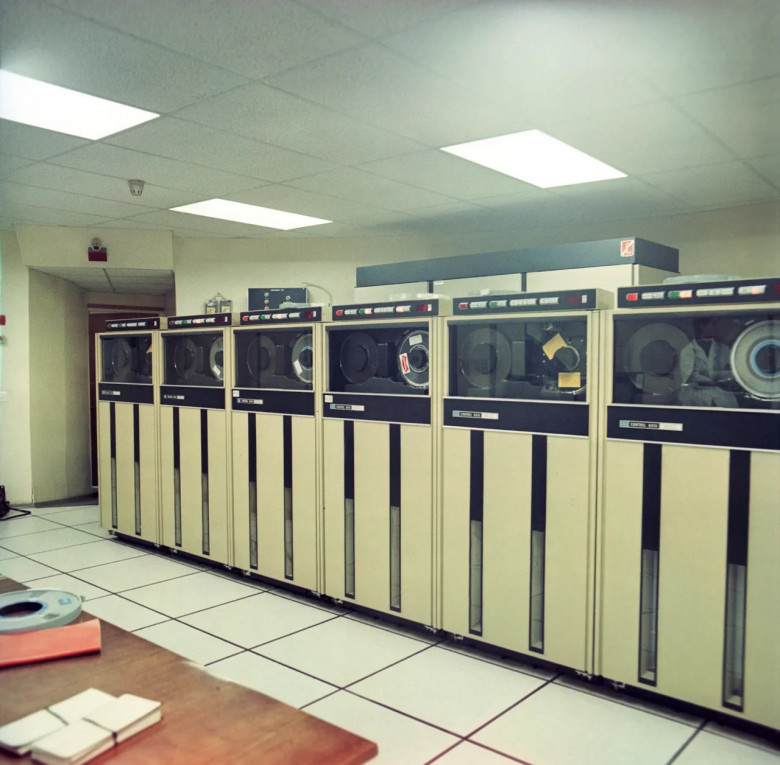 Магнитофонные шкафы ЭВМ CDC CYBER-170