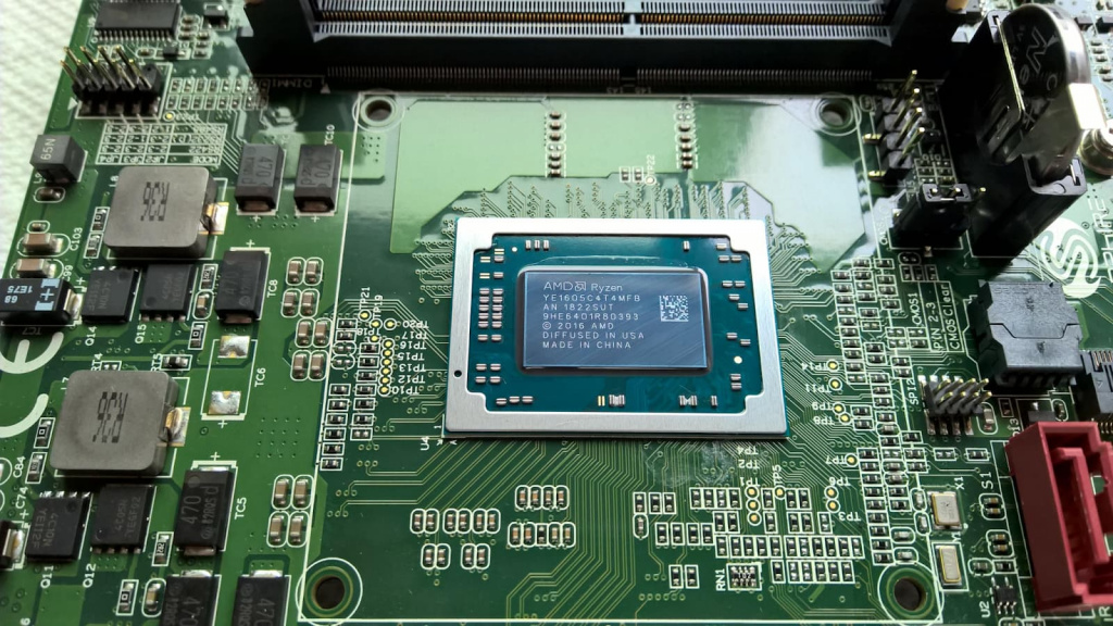 Впаянный процессор Ryzen Embedded V3000 на материнской плате