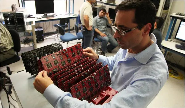 Эндрю Фельдман показывает платы от SM10000