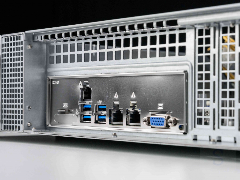 Задняя панель сервера Supermicro на базе AMD EPYC
