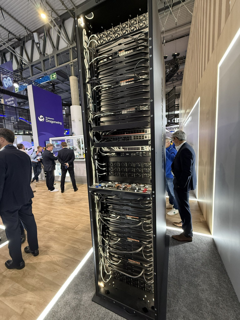 ИИ-стойка Qualcomm с NPU-ускорителями AI200 на MWC 2026