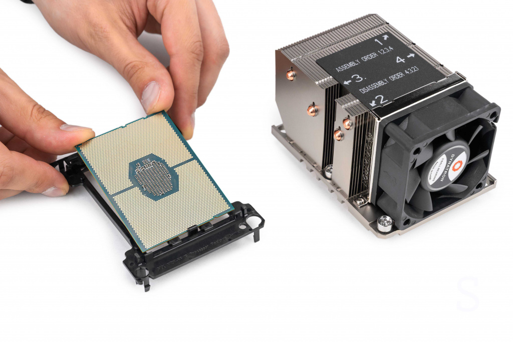 Серверный кулер Dynatron и процессор LGA3647 в процессорной рамке