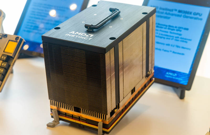 OAM-модуль ИИ-ускорителя AMD MI300X