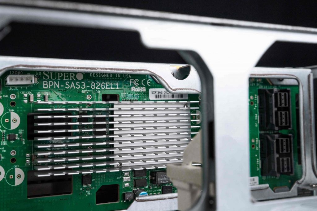 SAS-экспандер в бэкплеине Supermicro