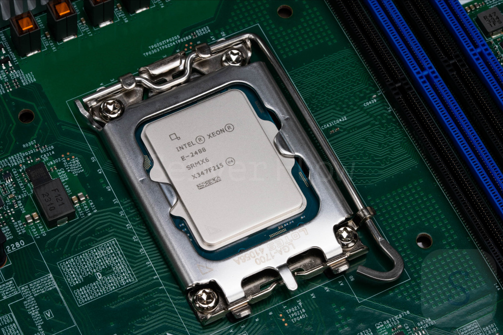 Intel Xeon E-2488 в материнской плате Supermicro X13SCL-F