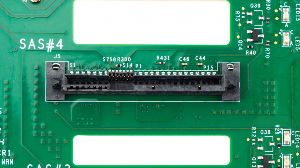 SAS-разъем в гибридном U.2-бэкплеине
