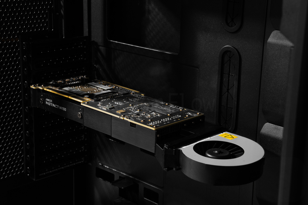 Видеокарта AMD Instinct MI100 внутри корпуса