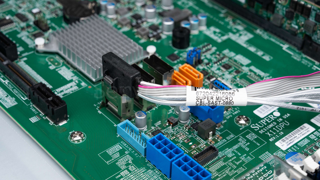 Sideband кабель Supermicro CBL-SAST-0880 в материнской плате