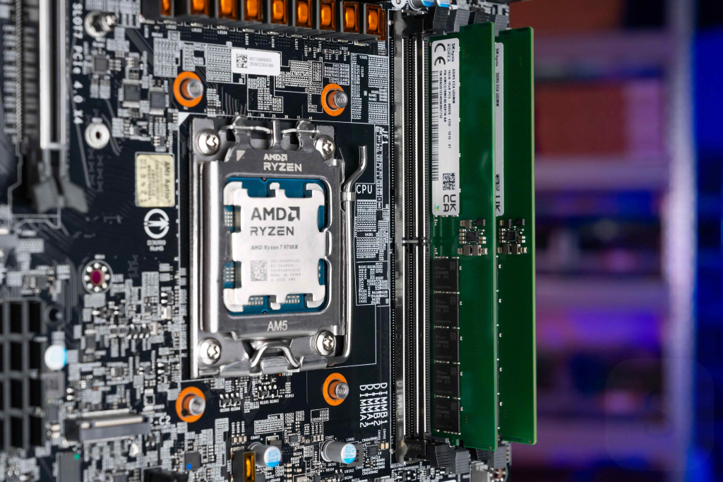 Материнская плата AM5 с плашками DDR5 UDIMM без ECC