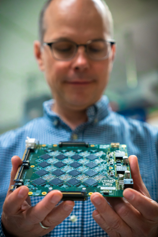 Рич Улиг держит в руках одну из плат Intel Nahuku