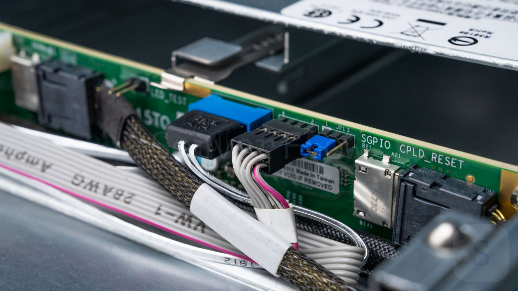 Sideband-кабель в бэкплейне Supermicro