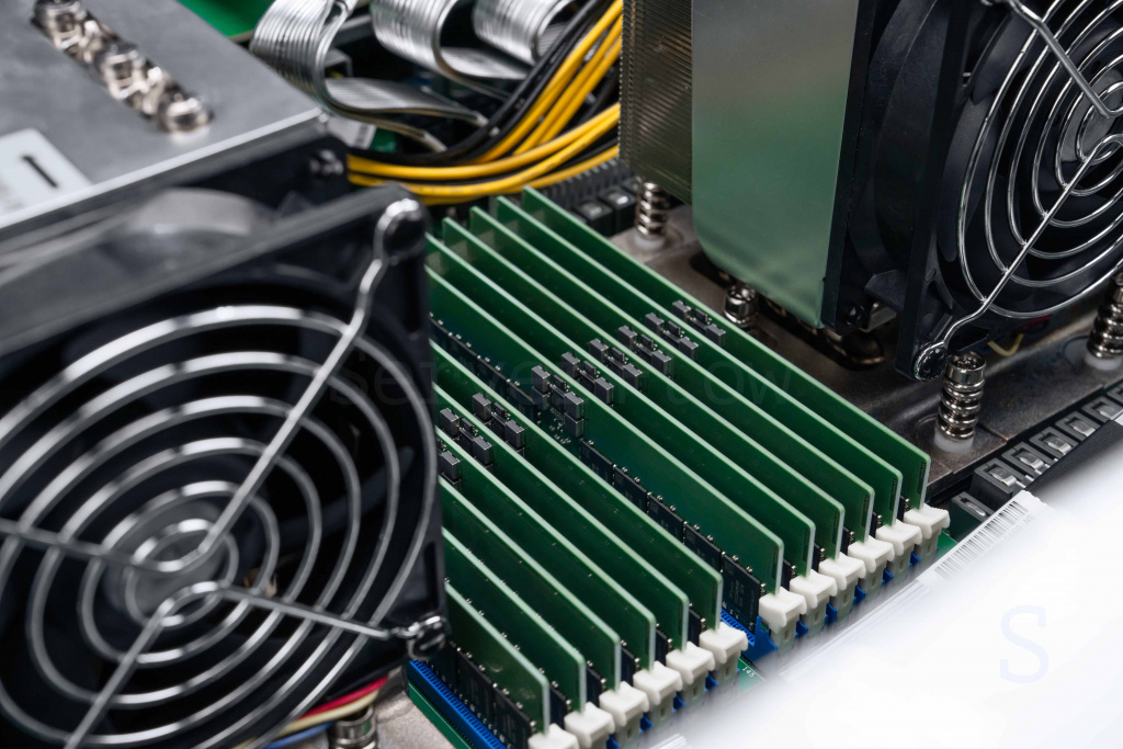 12 модулей оперативной памяти DDR5 для ИИ-сервера