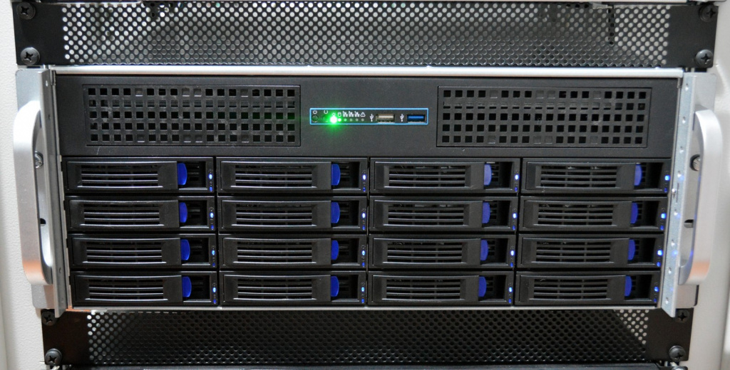 Фронтальная панель серверного корпуса