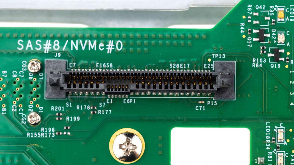 U.2-разъем в гибридном U.2-бэкплеине