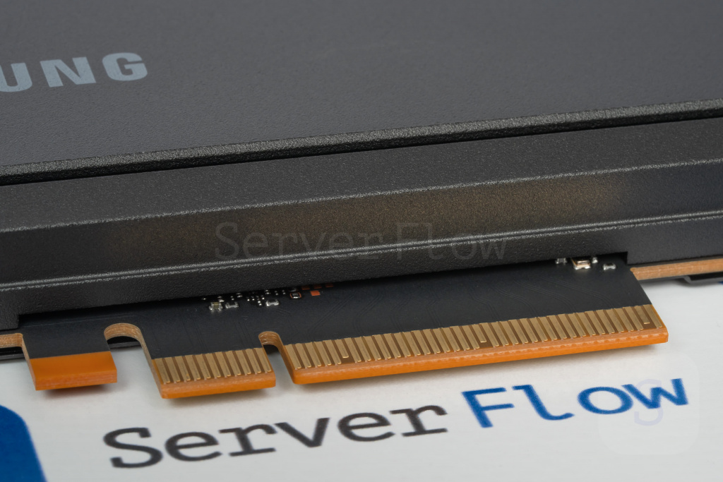 Фото интерфейса PCIe у SSD накопителя в форм-факторе HHHL