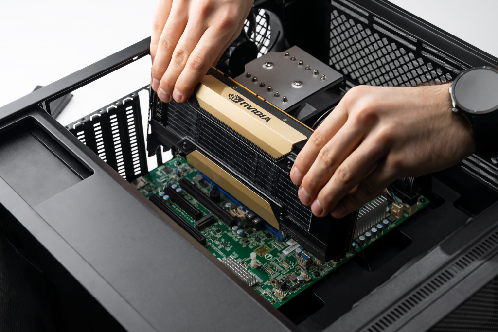 Видеокарта NVIDIA Tesla V100 32GB в корпусе ПК